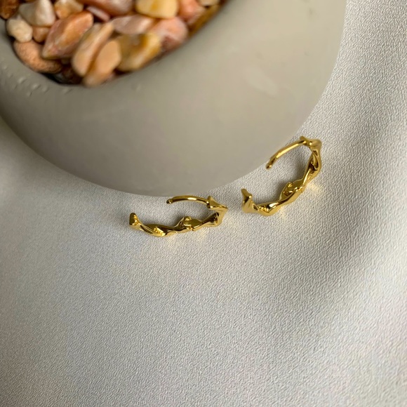 [🍍2 for $22] Simple Mini Gold Hoops - Wavy - Picture 4 of 6